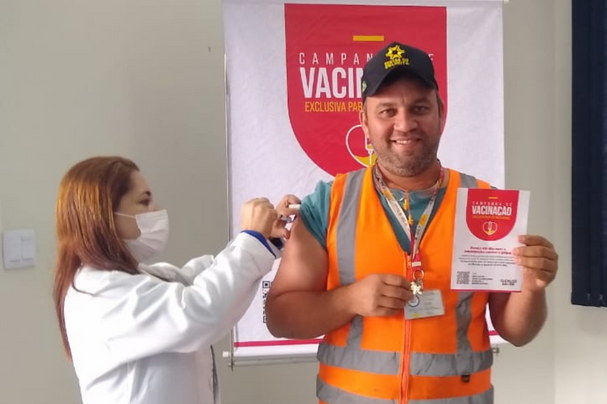 Cerca de 300 colaboradores foram imunizados contra a gripe em campanha de vacinação realizada pela primeira vez nas unidades